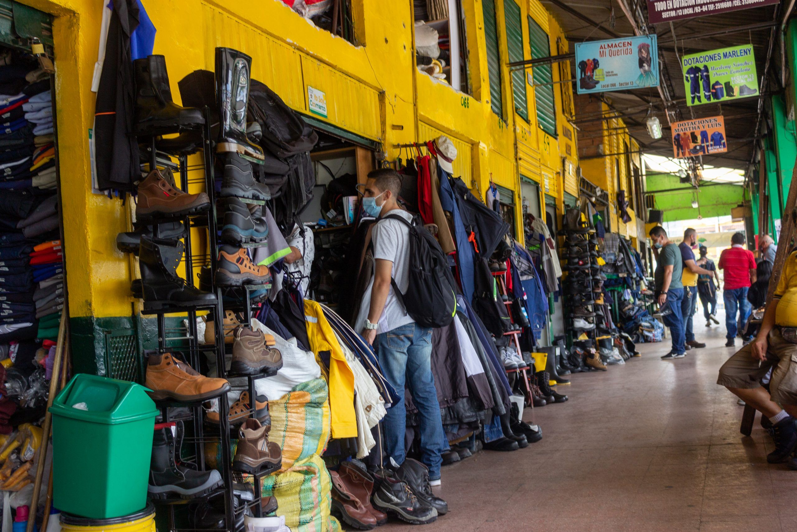 Ropa de segunda: un negocio que prospera en el centro de Medellín
