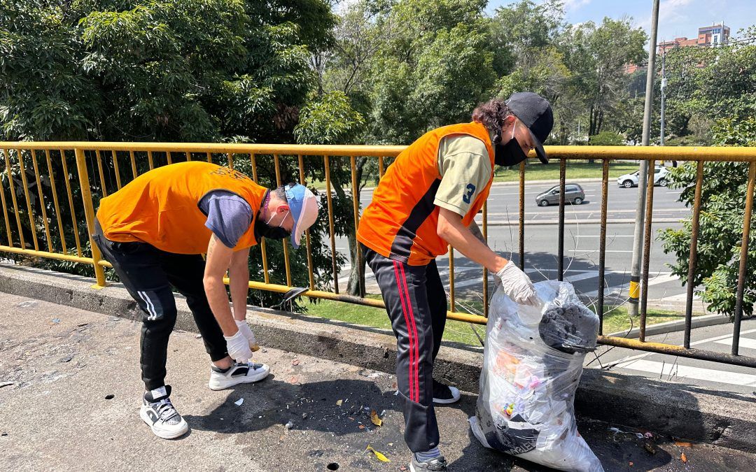 En proceso de rehabilitación, habitantes de calle realizan labores de aseo y ornato en el centro de Medellín 