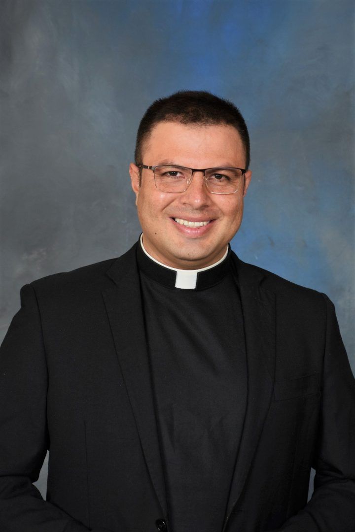 Padre Jorge Valencia, párroco de
Nuestra Señora del Sufragio. 