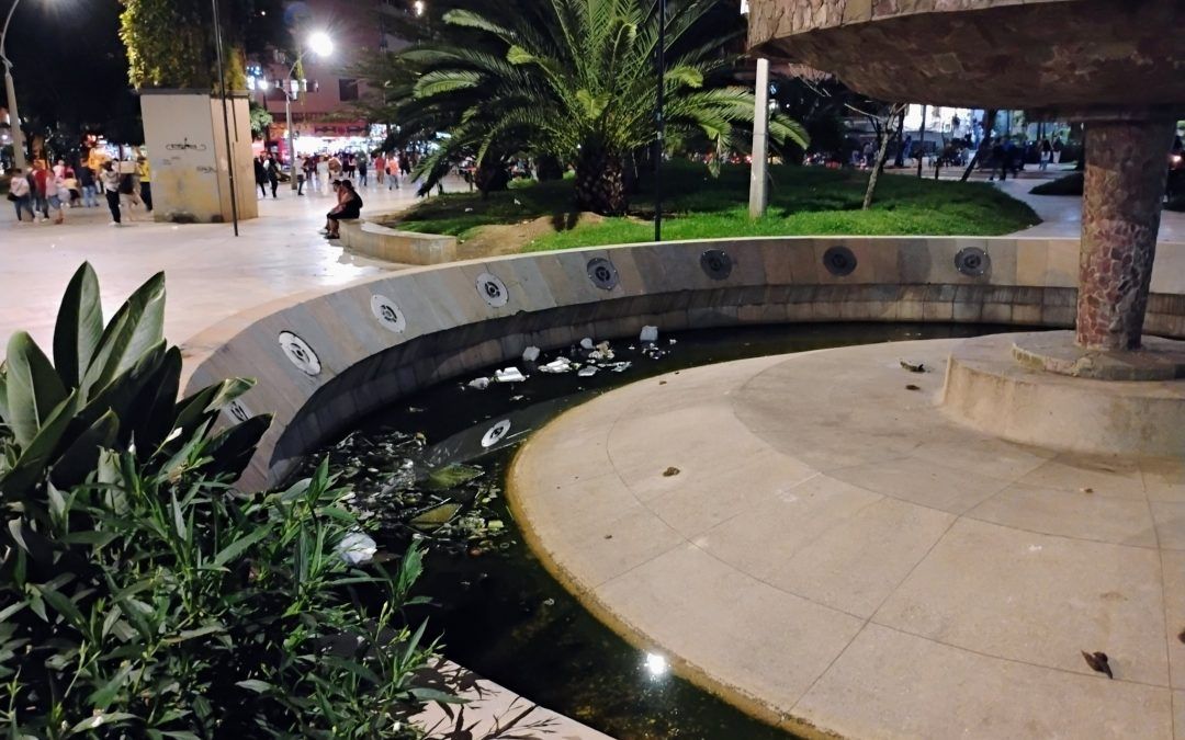 Fuente de Plazuela Nutibara con aguas sucias 