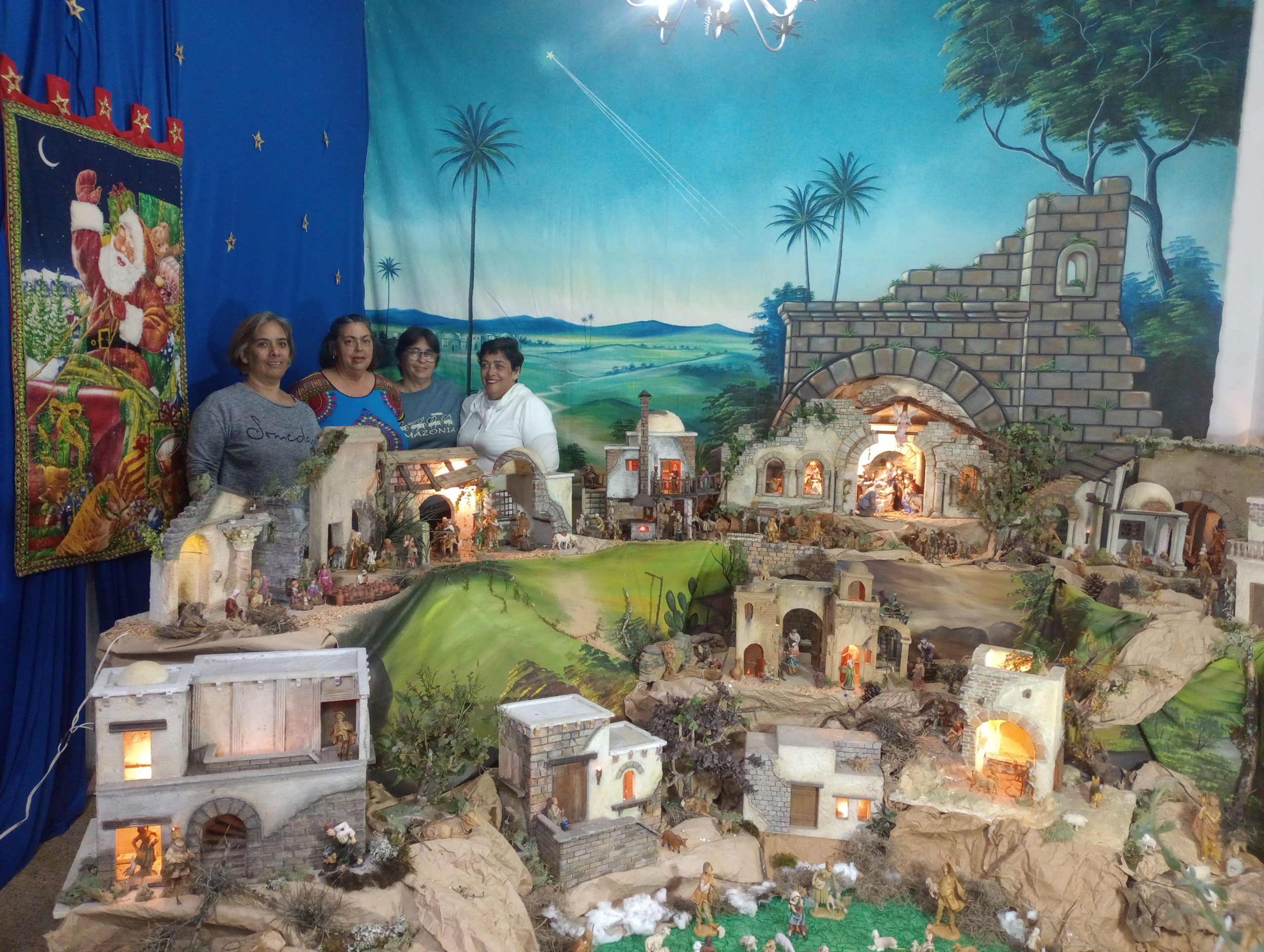 Las hermanas del padre Jorge Alberto Yepes muestran orgullosas el pesebre familiar.